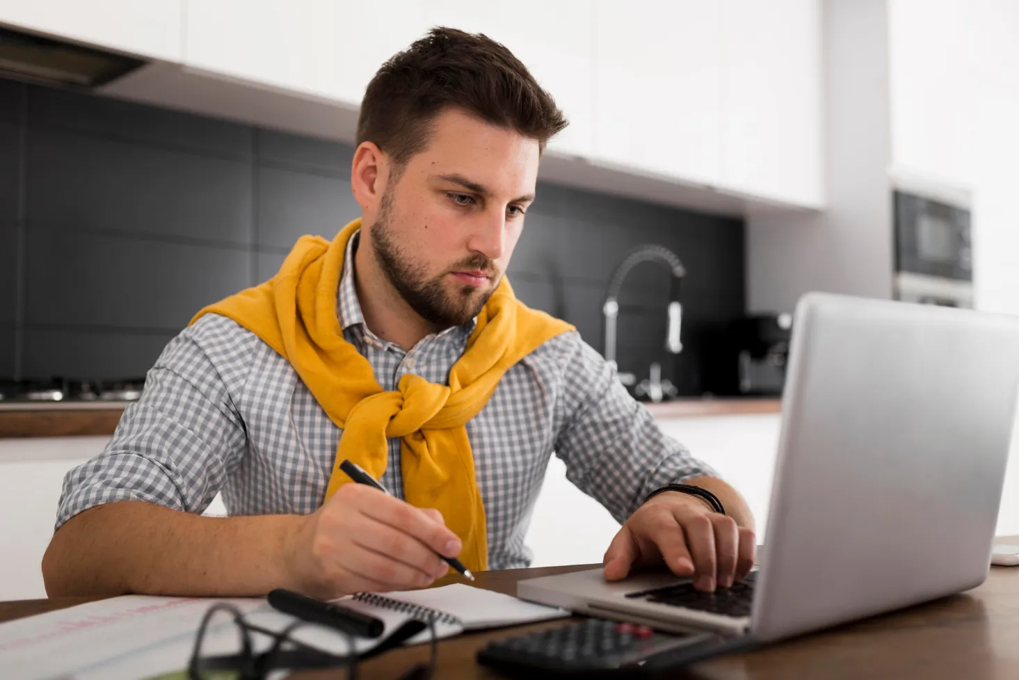 Trouver un dépanneur informatique à Nantes en août : qui est encore ouvert ?