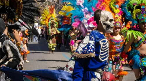 Le Carnaval de Nantes 2026 met les livres à l&rsquo;honneur pour trois jours de défilés