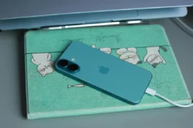 Combien consomme un chargeur de téléphone branché à vide par an ?