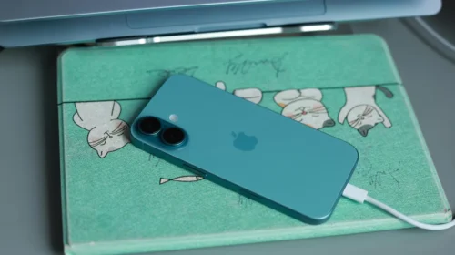 Combien consomme un chargeur de téléphone branché à vide par an ?