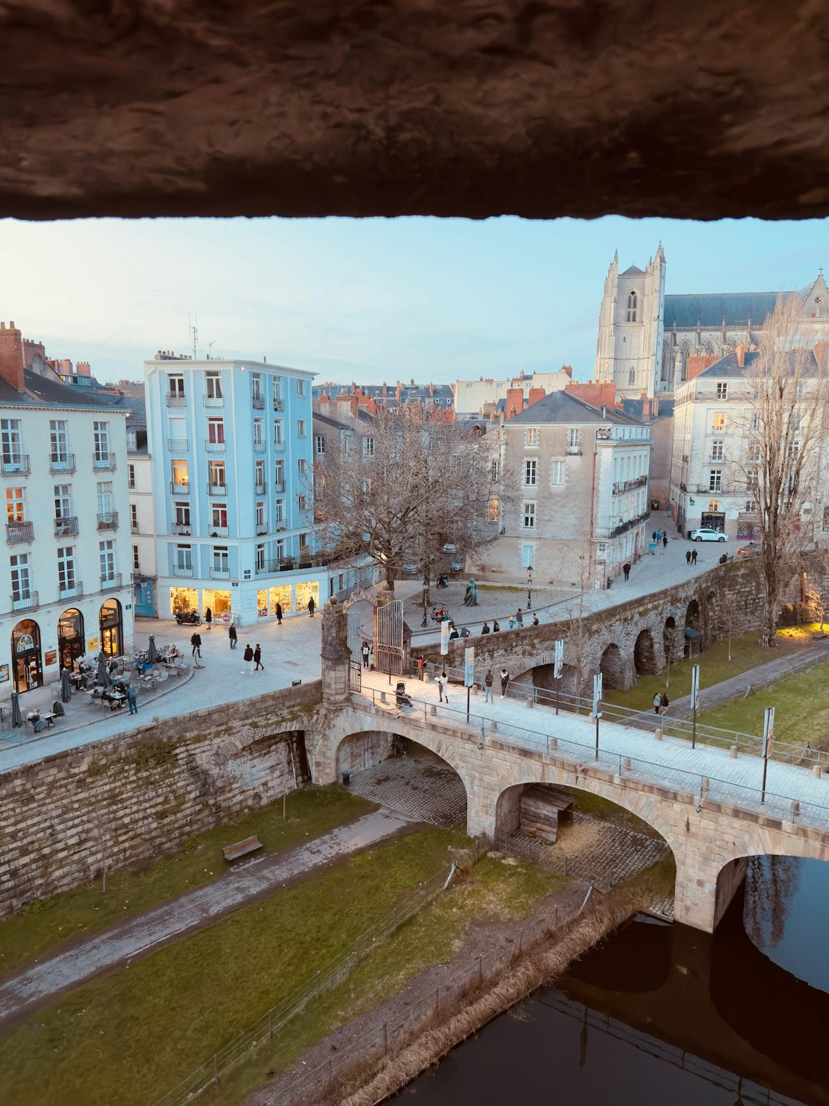 Un pont traversant la Loire à Nantes avec l'architecture du centre-ville en arrière-plan